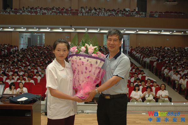 清華大學(xué)環(huán)境學(xué)院副院長(zhǎng)左劍惡教授回母校講學(xué)