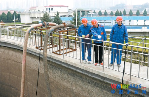 11月17日,市污水處理廠工作人員對(duì)氧化溝池底進(jìn)行清淤(圖)